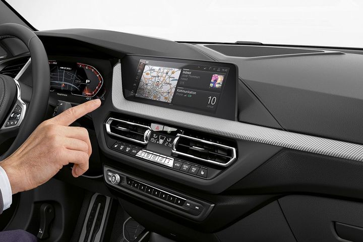 ASSISTANCE SYSTEMS AND COMFORT FUNCTIONS. image