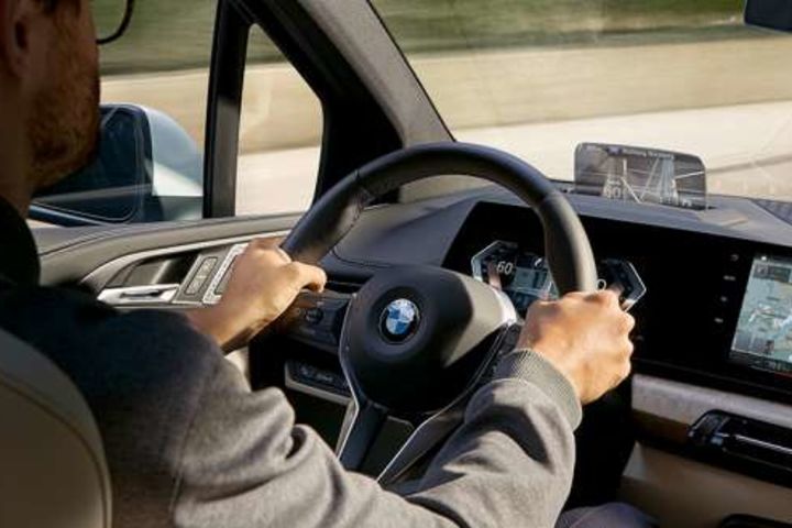 STANDARD DRIVER ASSISTANCE SYSTEMS FOR MAXIMUM SAFETY IN THE BMW 2 SERIES ACTIVE TOURER. image
