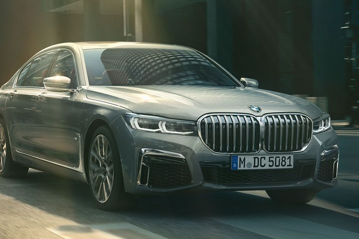 THE EXTERIOR AND INTERIOR OF THE BMW 7 SERIES SALOON image