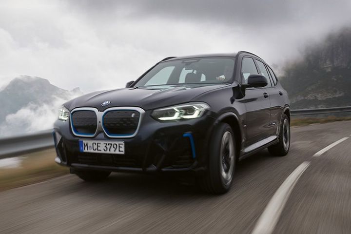THE ELECTRIFYING DRIVING PERFORMANCE OF THE NEW BMW iX3 M SPORT. image