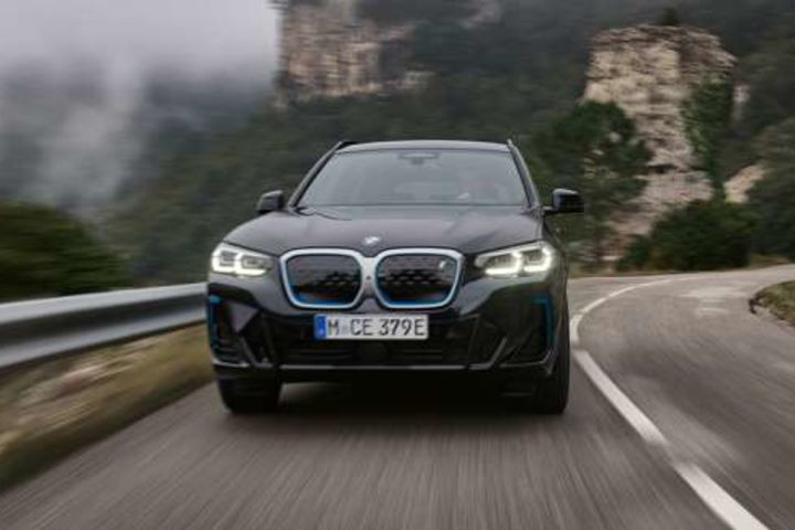 UP TO 460 KM* RANGE WITH THE BMW iX3 M SPORT. image