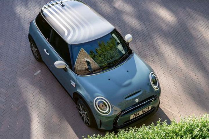 UNIQUE DESIGN DETAILS. image