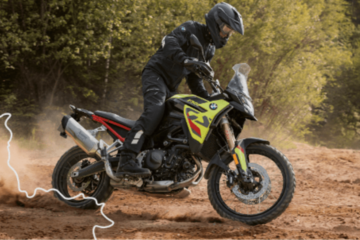 Lightweight and slender: the rear and tank image