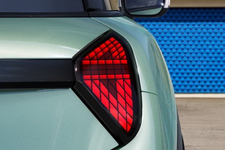 TAKE A LOOK AT THOSE LIGHTS. image