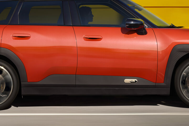 2.61 M WHEELBASE. image