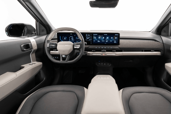 Practical and flexible interior that maximizes space image