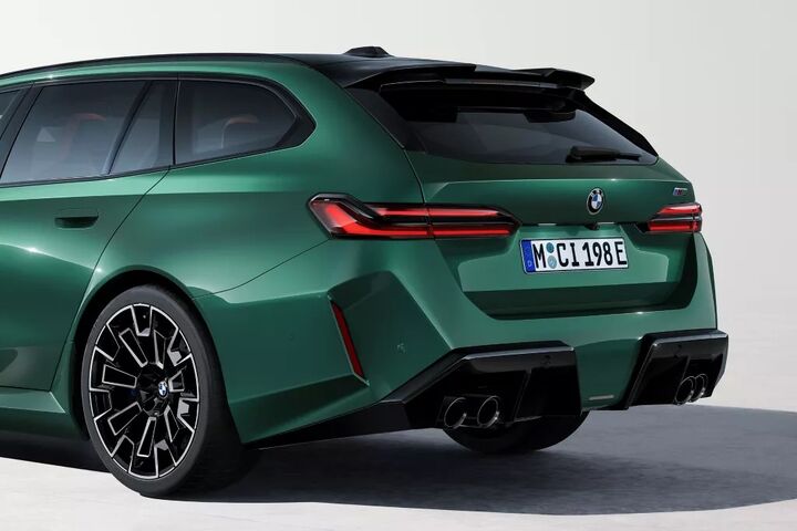 Self-confidently composed. image