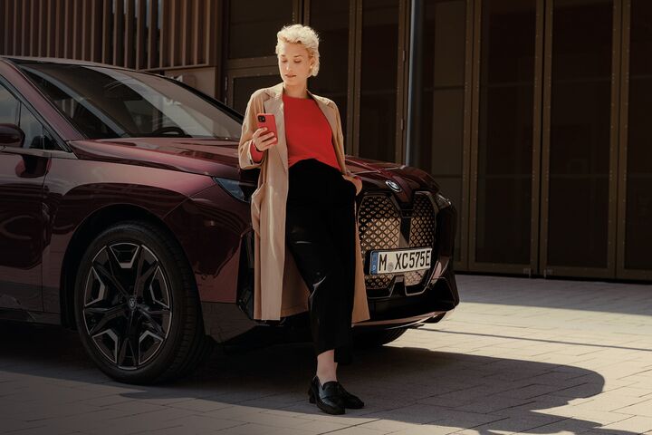 Get accident support in the My BMW App. image