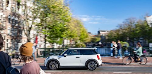 Electrified MINI models record strongest sales growth since market launch. image