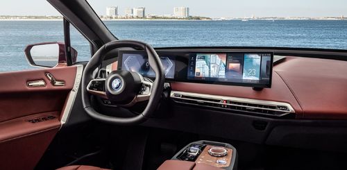 BMW presents the newest version of the BMW iDrive system. image