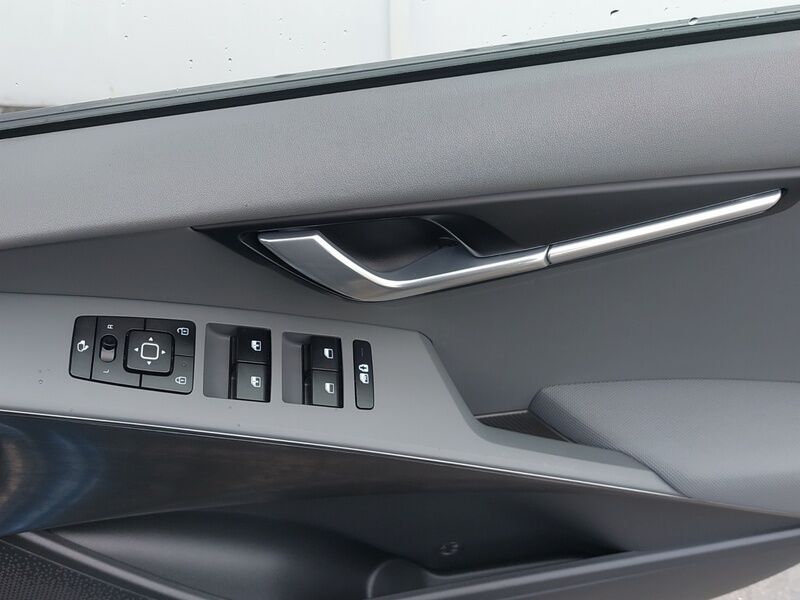 More views of Kia Niro