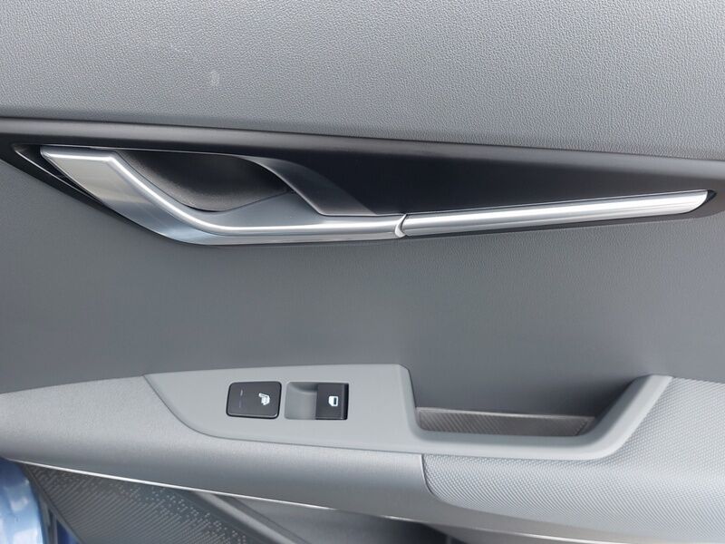 More views of Kia Niro