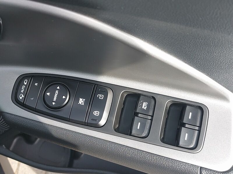 More views of Kia Niro