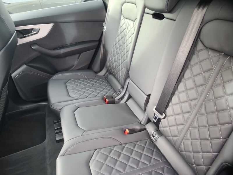 More views of Audi Q8