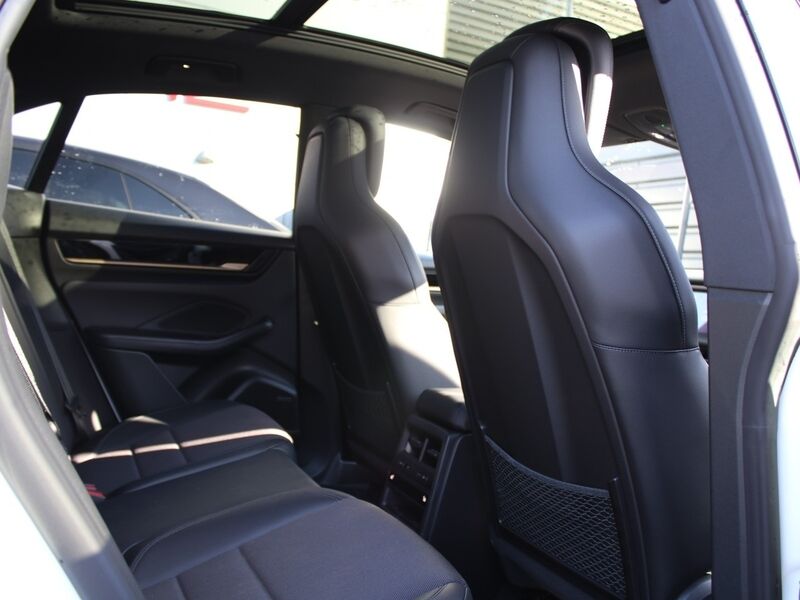 More views of Porsche Macan