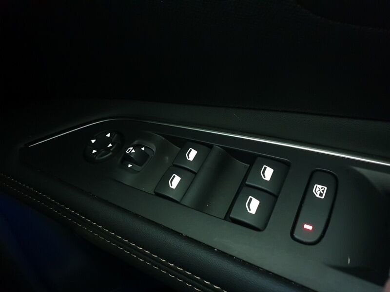 More views of Peugeot 3008