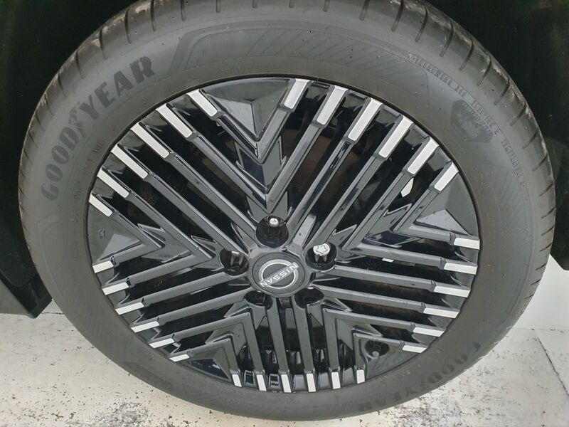 More views of Nissan Leaf