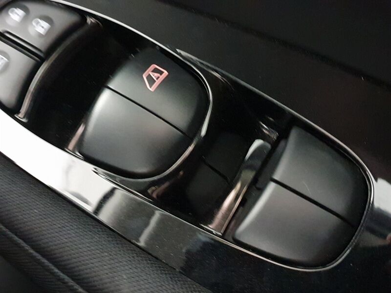 More views of Nissan Leaf