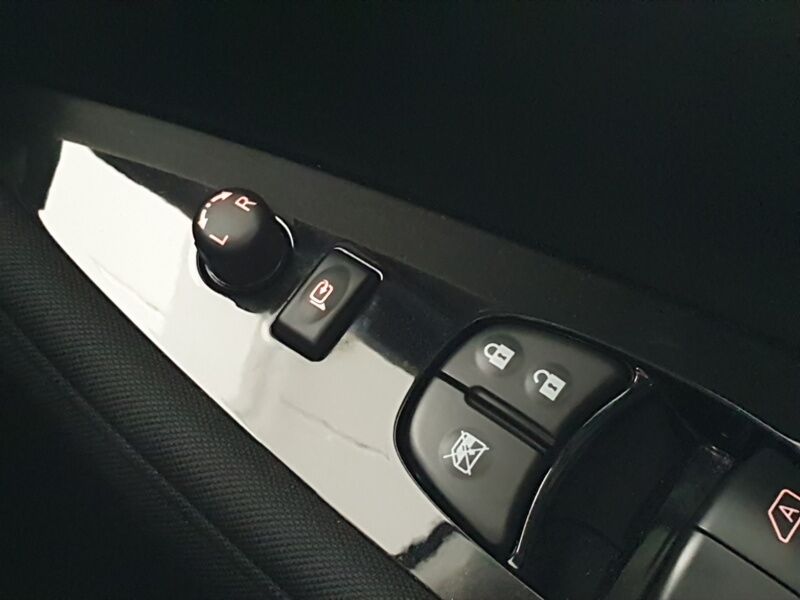 More views of Nissan Leaf