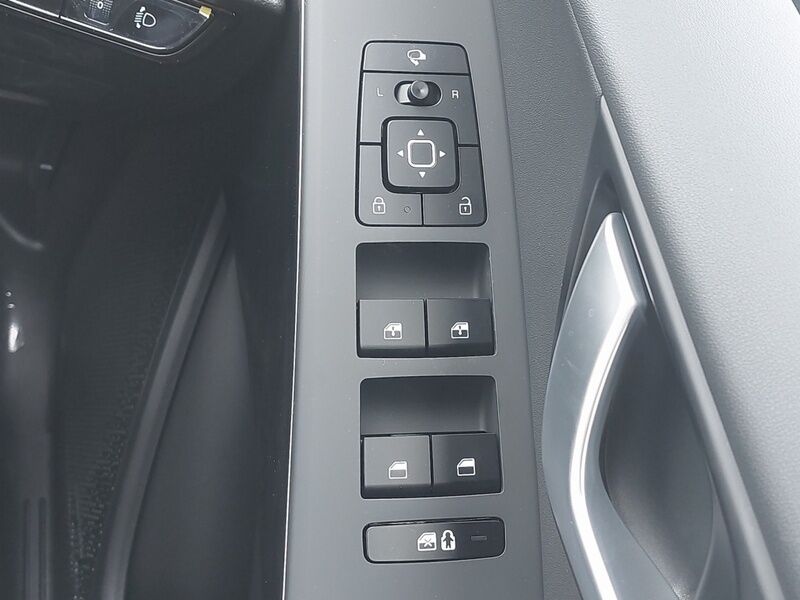 More views of Kia Niro