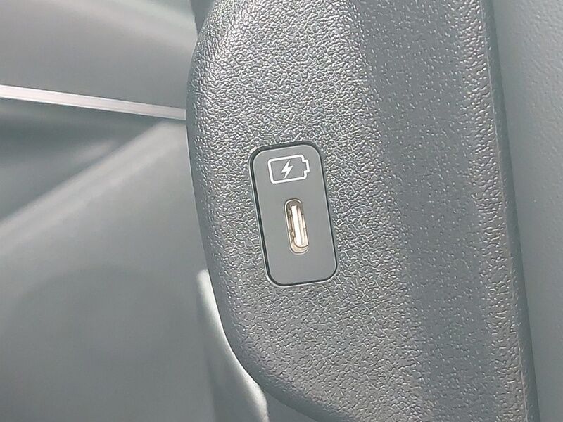 More views of Kia Niro