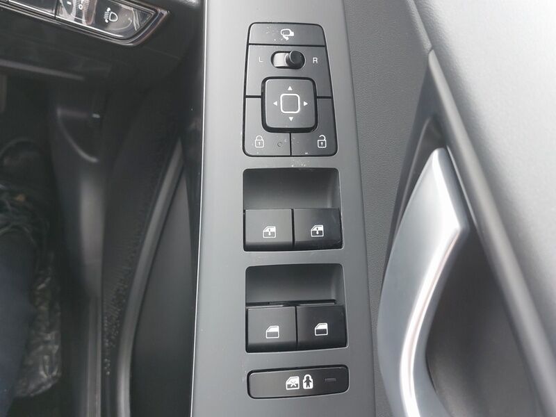 More views of Kia Niro