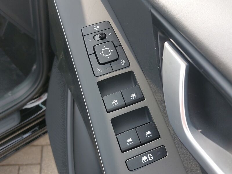 More views of Kia Niro