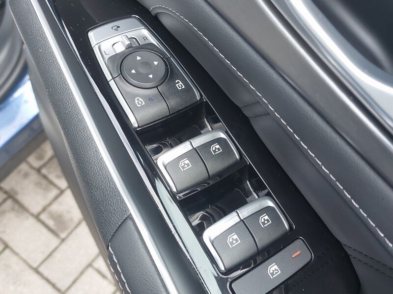 More views of Kia Sorento