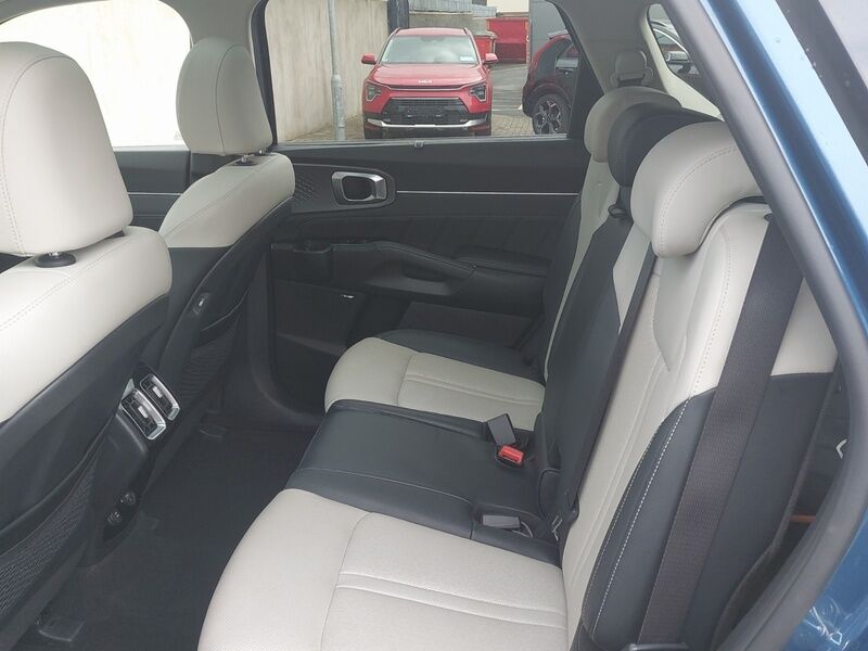More views of Kia Sorento