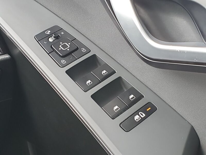 More views of Kia Niro