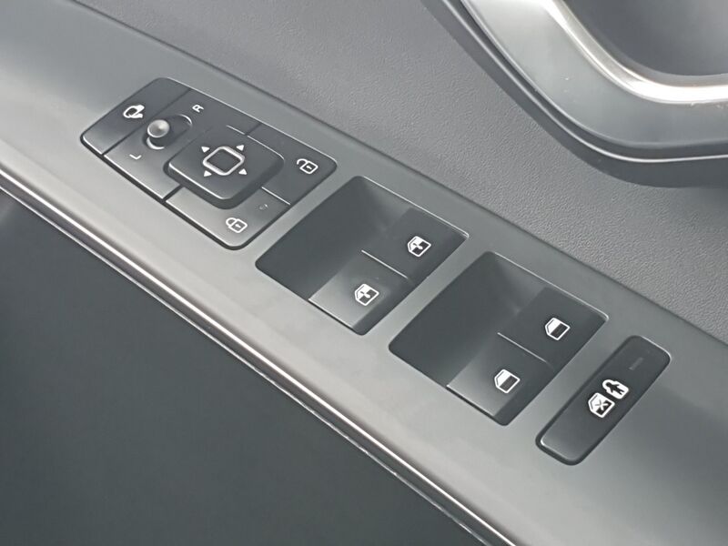 More views of Kia Niro