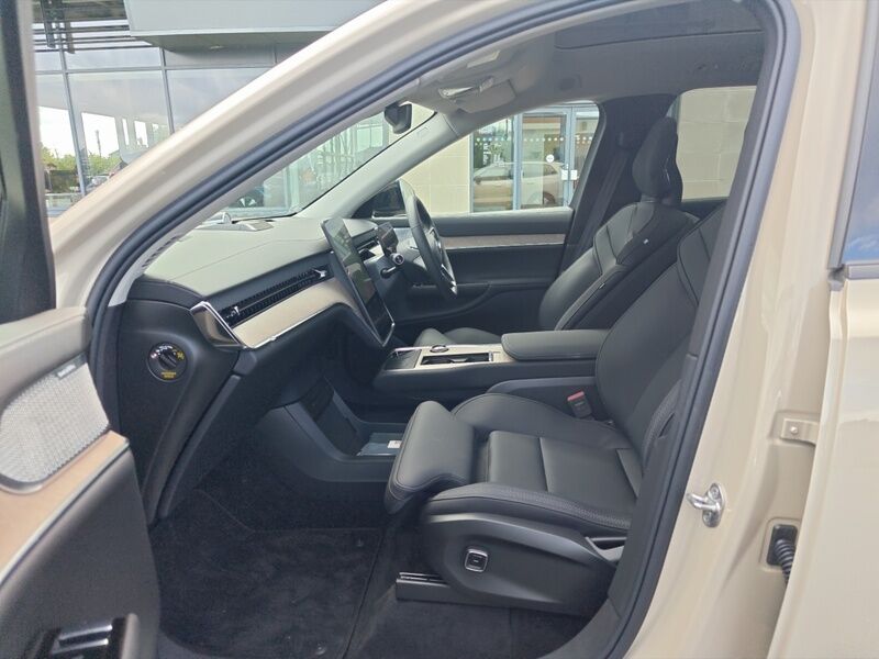 More views of Volvo EX90