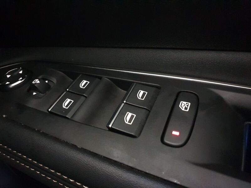 More views of Peugeot 3008