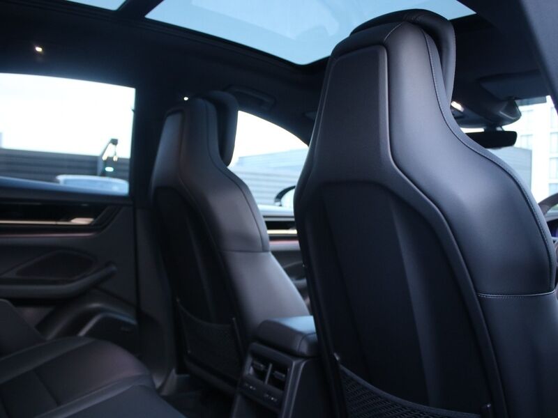 More views of Porsche Macan