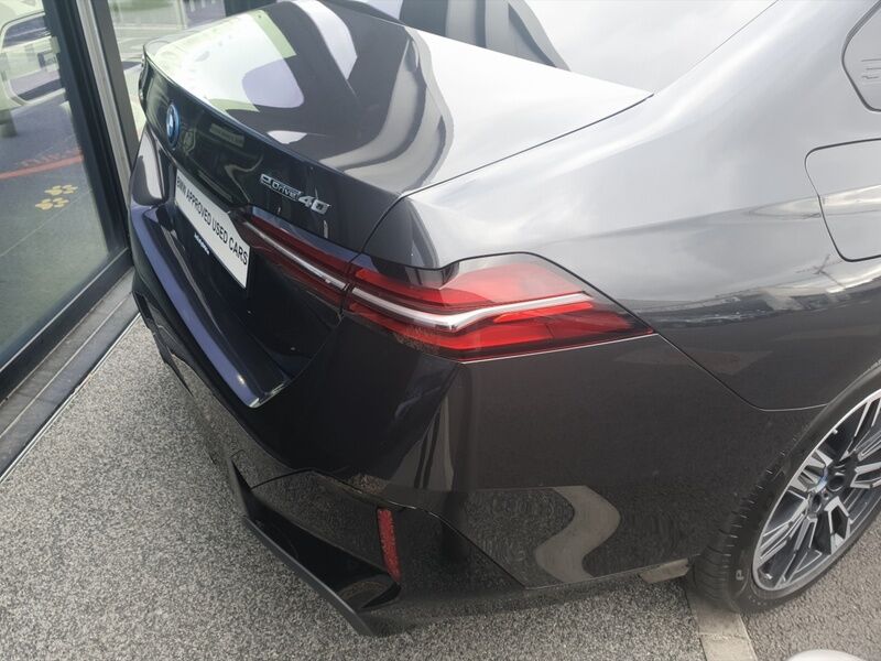 More views of BMW i5