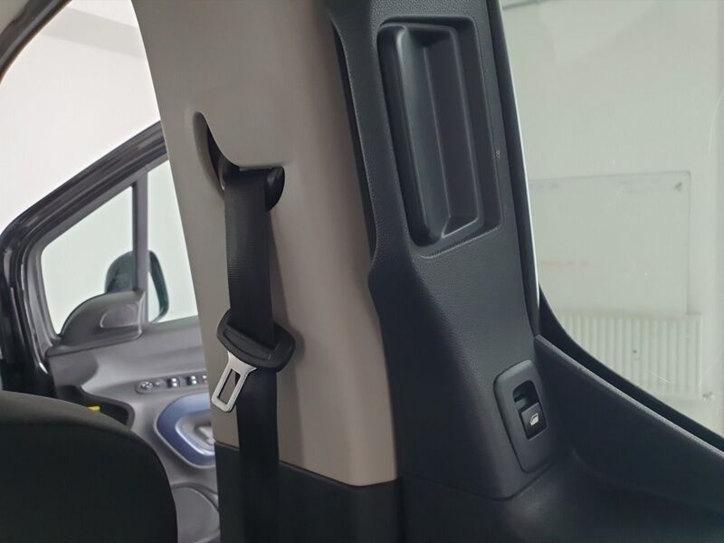 More views of Peugeot Rifter