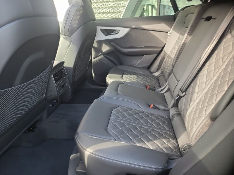 More views of Audi Q8