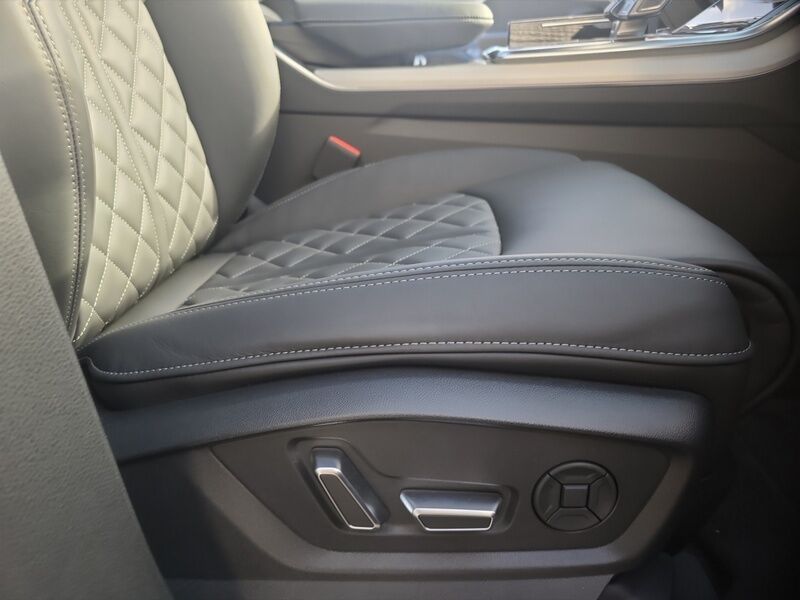 More views of Audi Q8