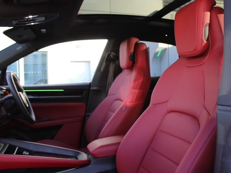 More views of Porsche Macan