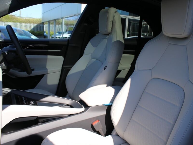 More views of Porsche Macan