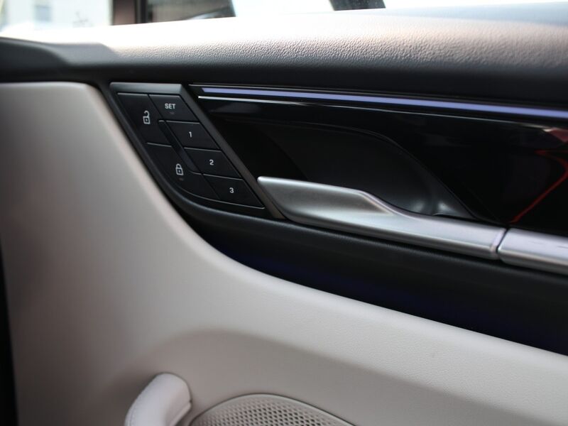More views of Porsche Macan