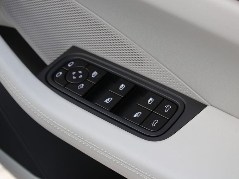 More views of Porsche Macan