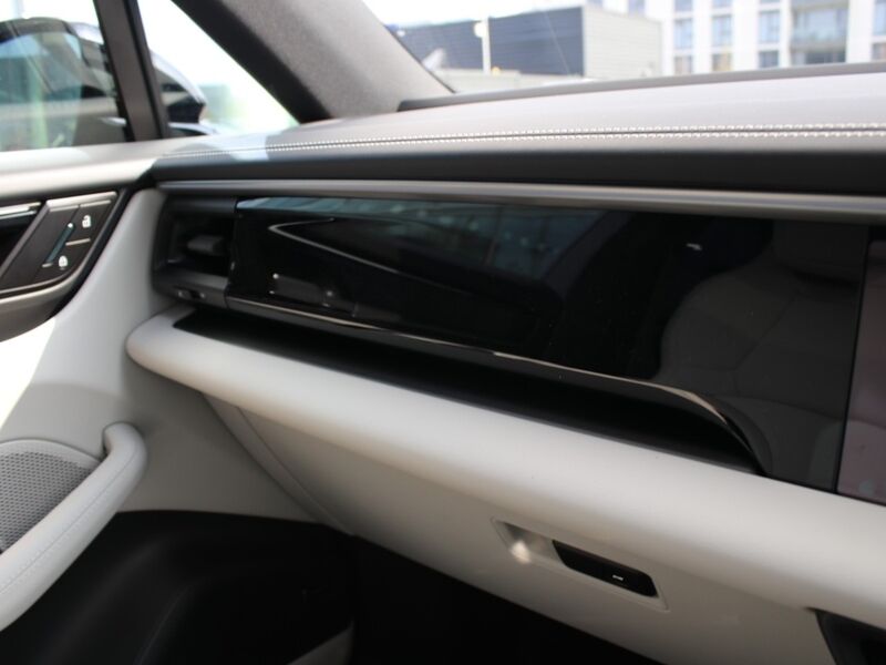 More views of Porsche Macan