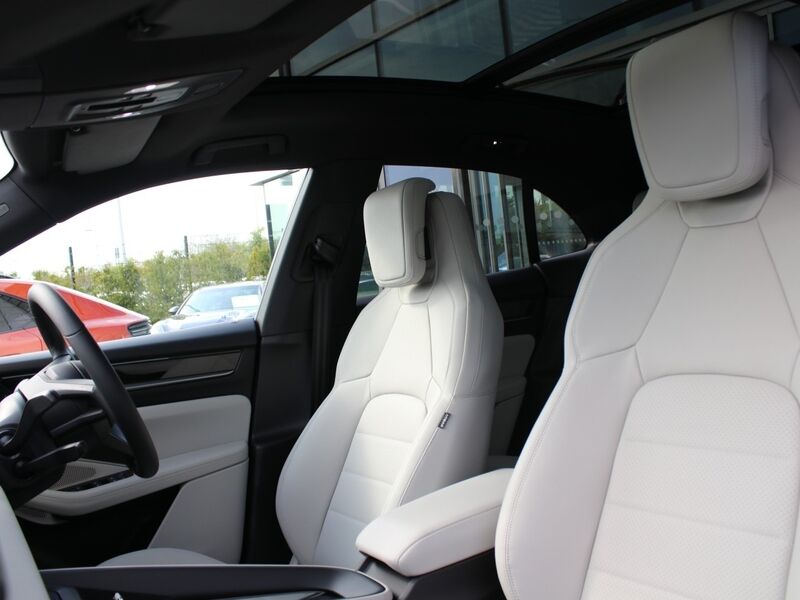 More views of Porsche Macan
