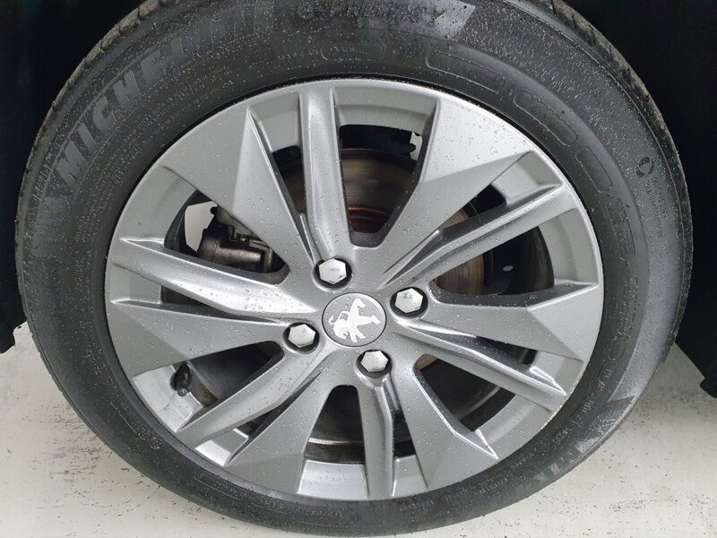 More views of Peugeot 208