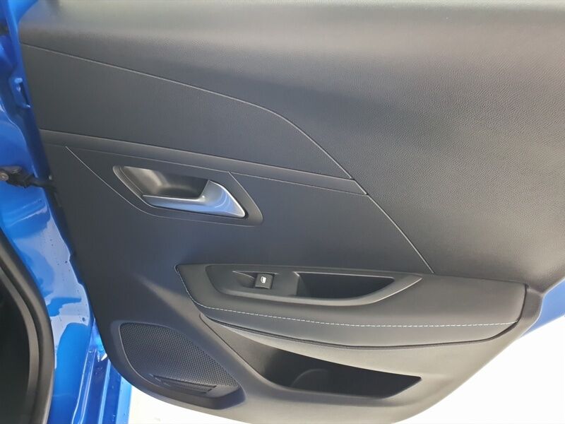 More views of Peugeot 208