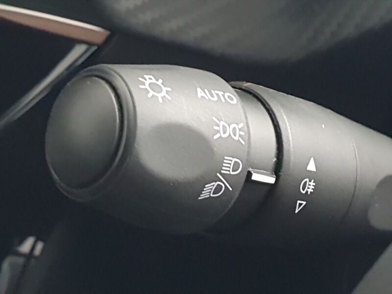 More views of Peugeot 208
