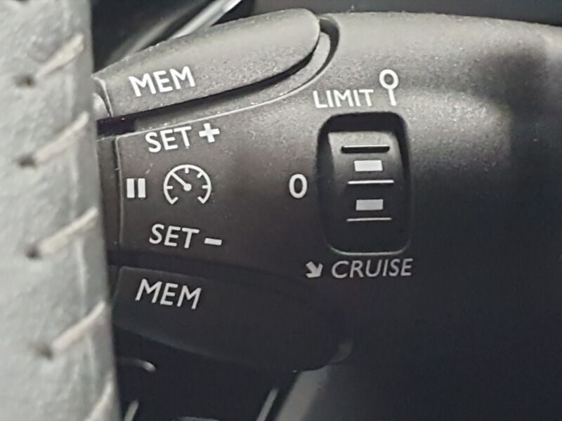 More views of Peugeot 208