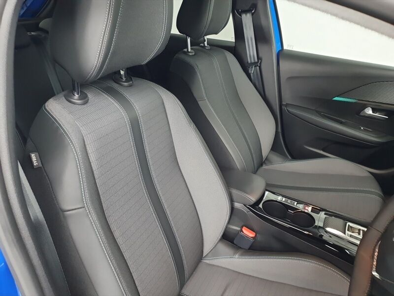 More views of Peugeot 208