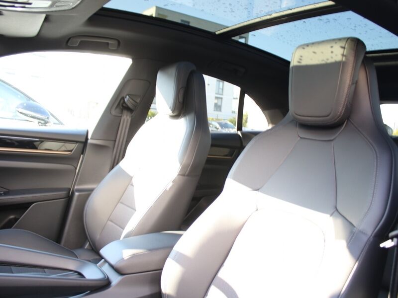 More views of Porsche Macan